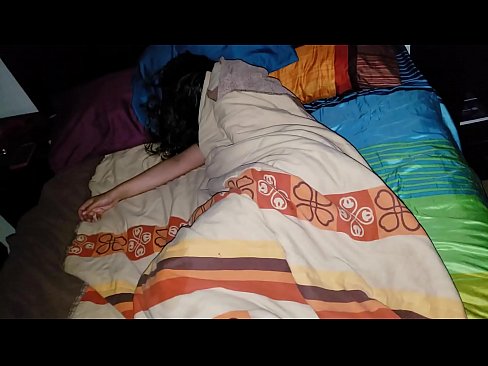 ❤️ Stepson yn curo ei lysfam ifanc tra mae hi'n cysgu. ❤ Porn caled wrthon ni ❌❤
